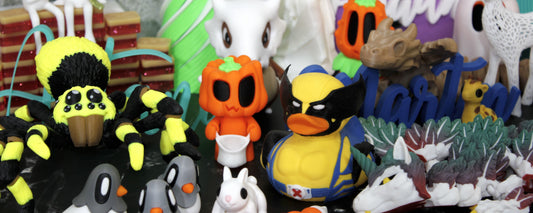 Variedad de figuras impresas en 3D mostrando detalles y colores vivos, ideal para destacar la necesidad de cuidado adecuado