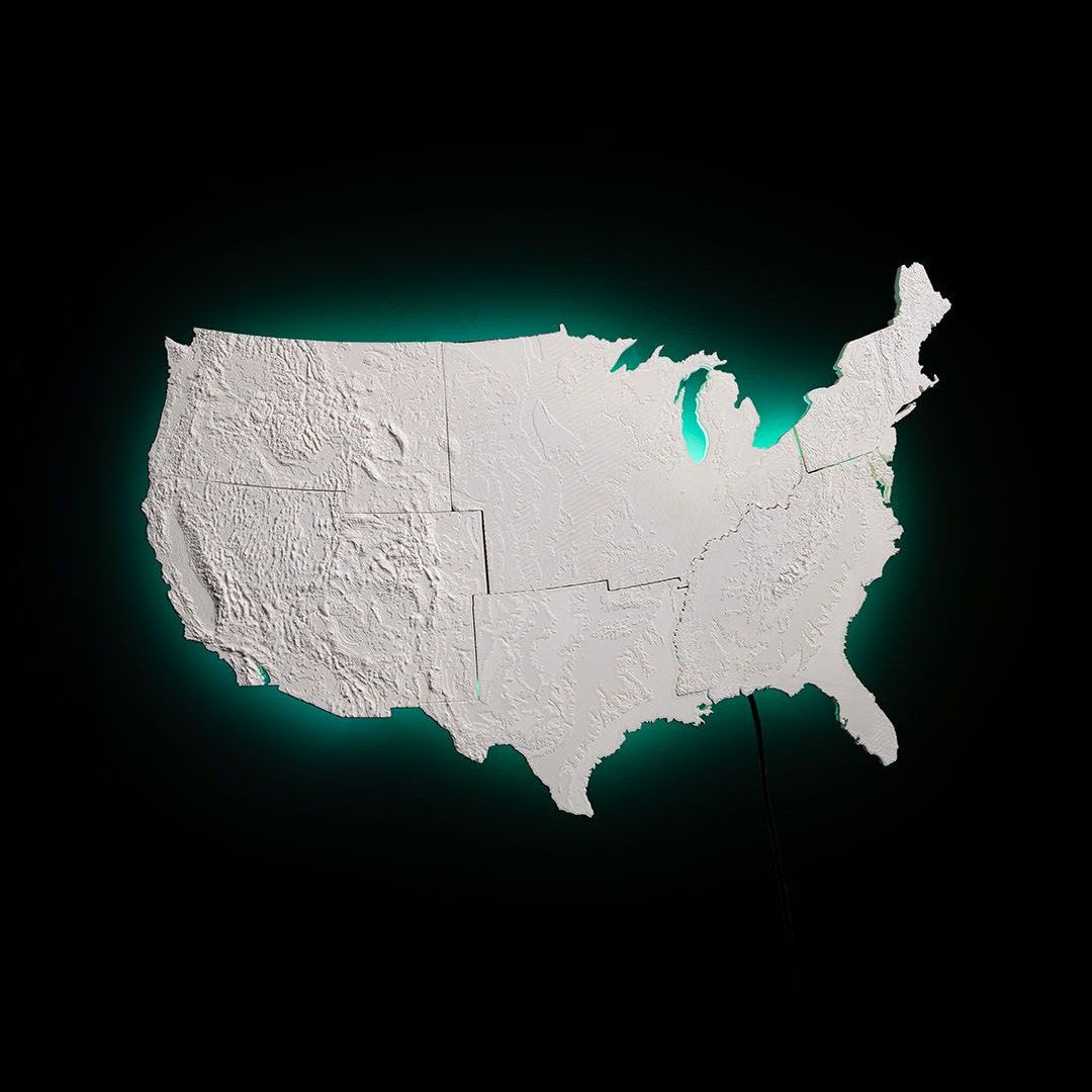 American Map Wall Light iluminado en fondo oscuro