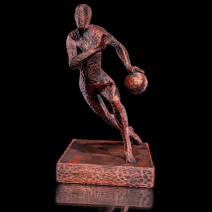 Escultura de Jugador de Baloncesto en Acción - Arte Deportivo Contemporáneo