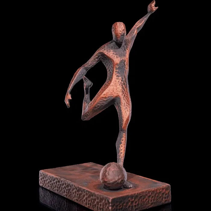 Escultura de Jugador de Fútbol en Acción - Arte Deportivo Contemporáneo