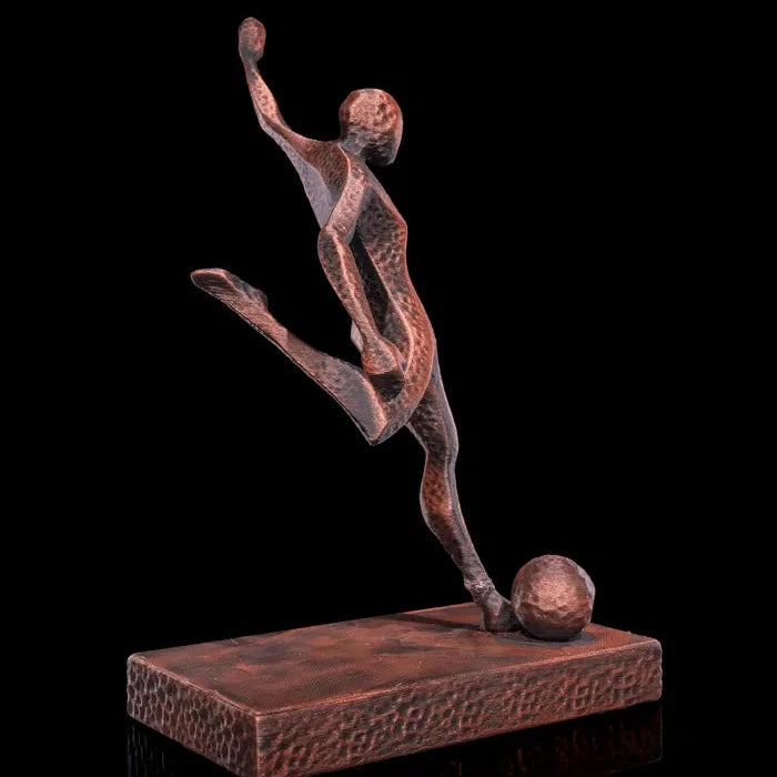 Escultura de Jugador de Fútbol en Acción - Arte Deportivo Contemporáneo