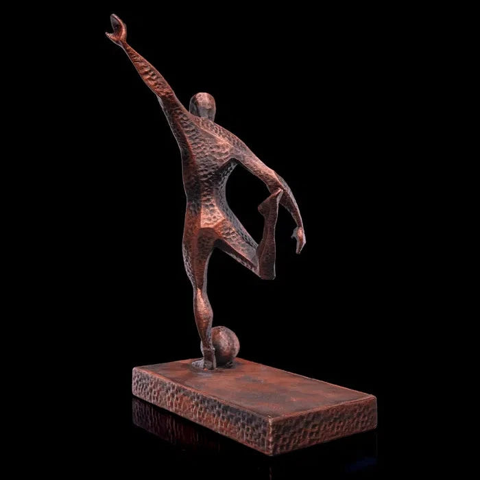 Escultura de Jugador de Fútbol en Acción - Arte Deportivo Contemporáneo