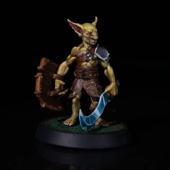 Miniatura de Goblin Guerrero sosteniendo un escudo y espada