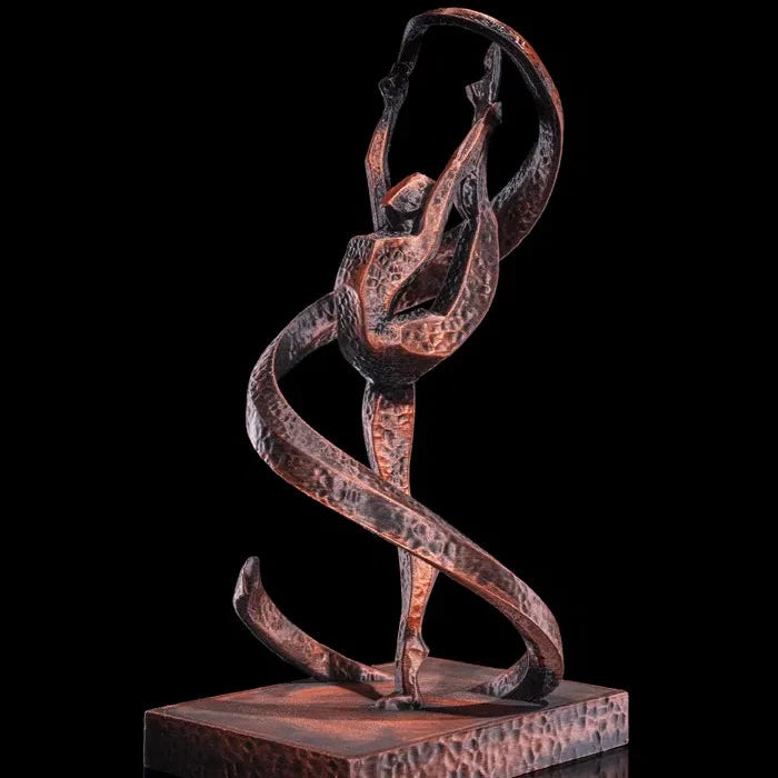 Escultura de gimnasta en acción, vista lateral derecha, resaltando la postura equilibrada y la textura del bronce envejecido.