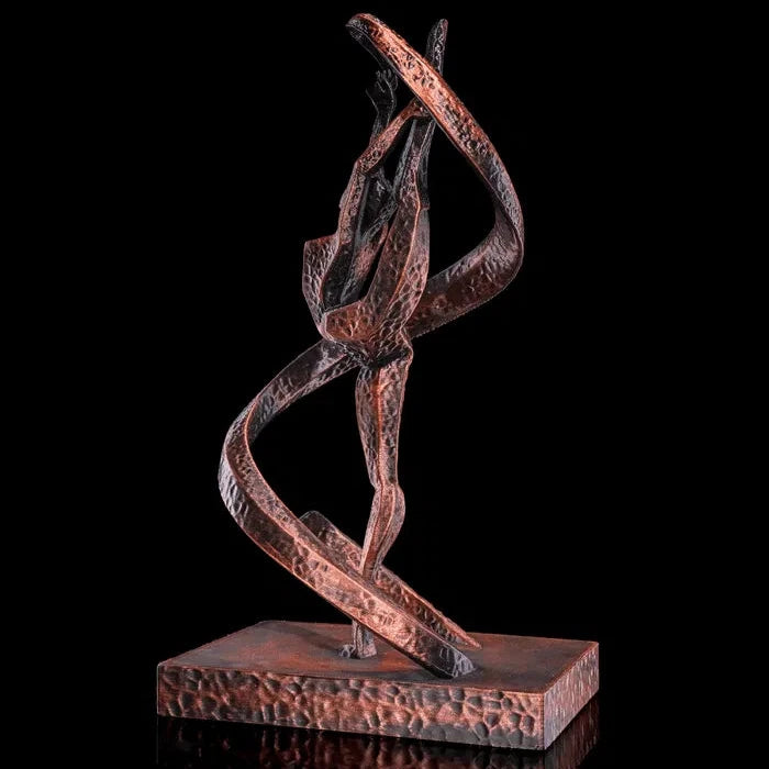 Escultura de gimnasta en acción, vista lateral derecha, resaltando la postura equilibrada y la textura del bronce envejecido.