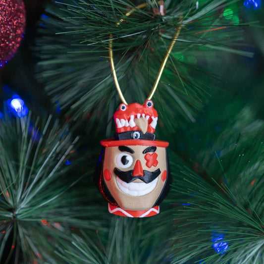 Mimicracker colgado en un árbol de Navidad, mostrando su diseño único y divertido