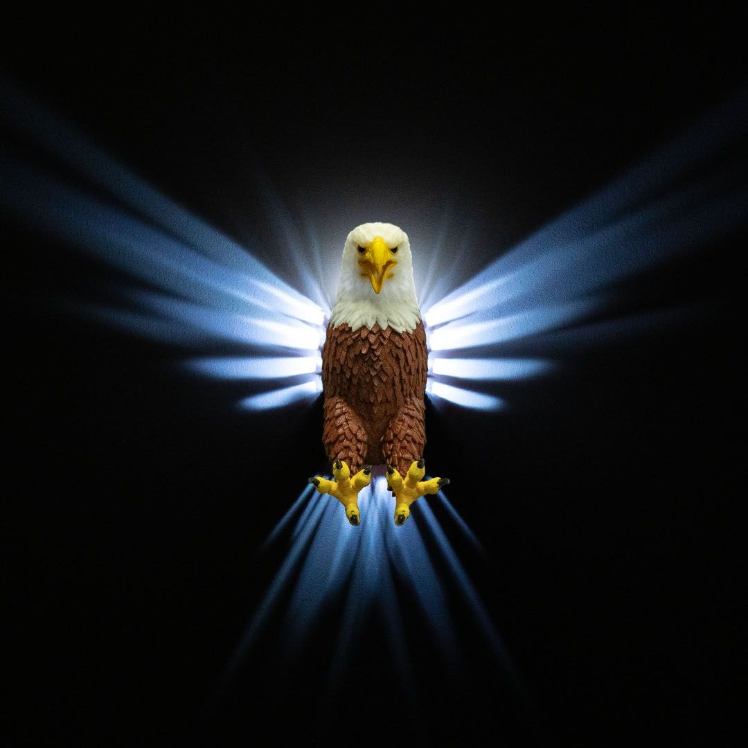 Lámpara de pared Realistic Eagle iluminada, con el efecto de alas de luz desplegadas