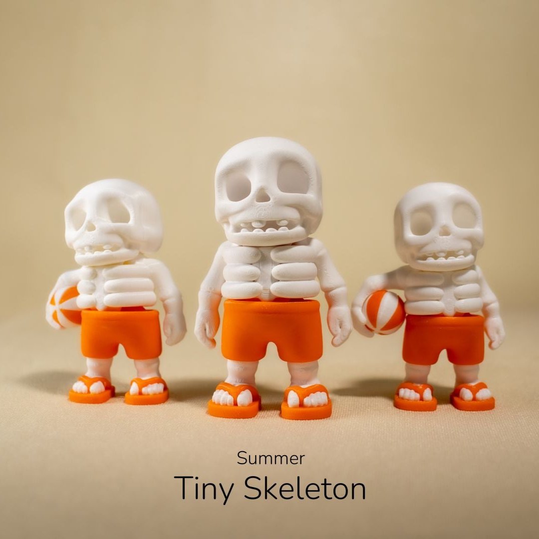 Figura Tiny Skeleton de Verano de ZOU3D, vista frontal, mostrando al esqueleto con pantalones cortos naranjas y sandalias, sosteniendo una pelota de playa.