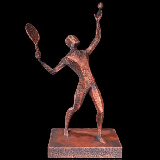 Escultura de un jugador de tenis realizando un saque, vista frontal, mostrando la precisión y elegancia del movimiento en un diseño estilizado de bronce envejecido.