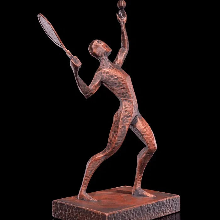 Escultura de jugador de tenis en acción, vista lateral izquierda, destacando la postura dinámica y la tensión del saque.