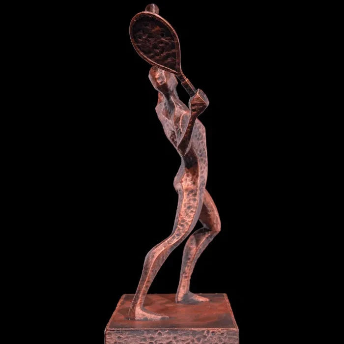 Escultura de jugador de tenis en acción, vista trasera, mostrando la figura desde un ángulo que destaca el movimiento del saque y la composición detallada.