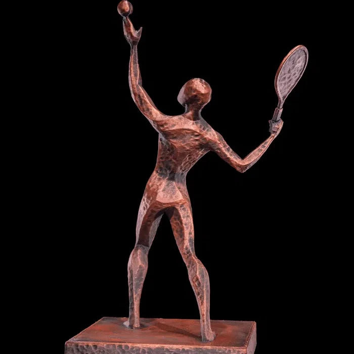 Escultura de jugador de tenis en acción, vista lateral derecha, resaltando el equilibrio y la textura del bronce envejecido.